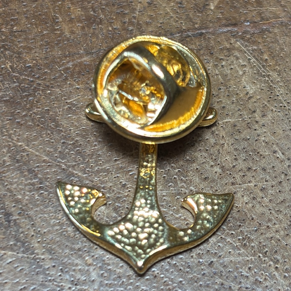Vintage Gold Anchor Lapel Pin - Picture 2 of 3